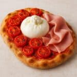 Pinsa con pomodori arrosto burrata e cotto